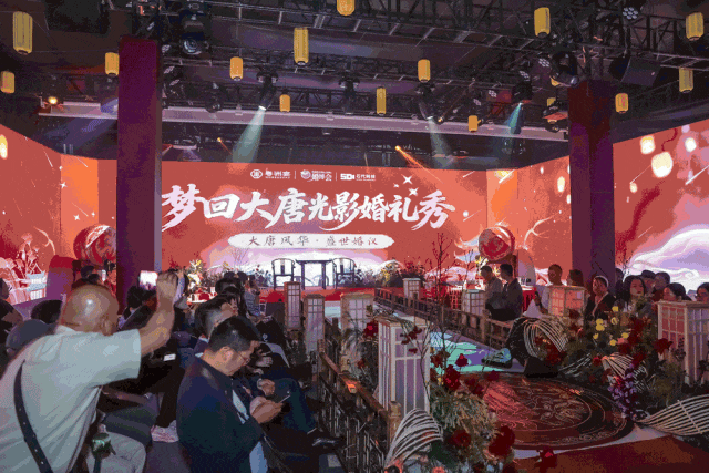 火爆出圈！石代科技《梦回大唐》5D全息婚礼秀+“源起华夏”VR大空间亮相深圳婚博会，战略样板店粤洲宴成网红标杆(图4)