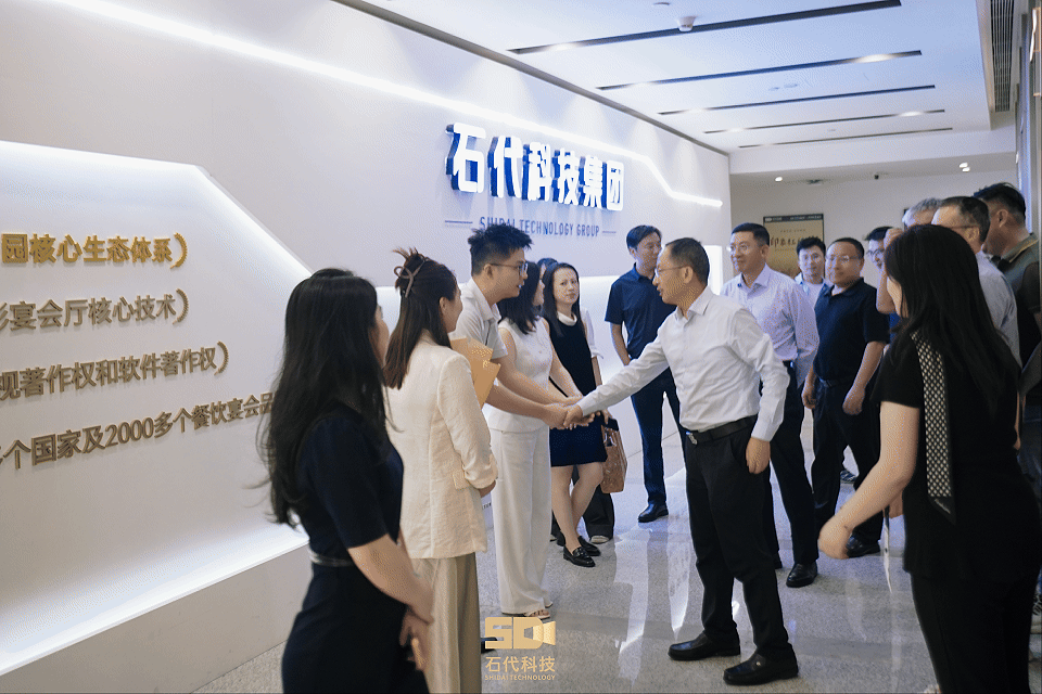 扬州市委统战部调研组走进石代科技 聚焦“AI+5DVR”数字新业态 共谋合作新篇章(图1) 扬州市委统战部调研组走进石代科技 聚焦“AI+5DVR”数字新业态 共谋合作新篇章(图1)
